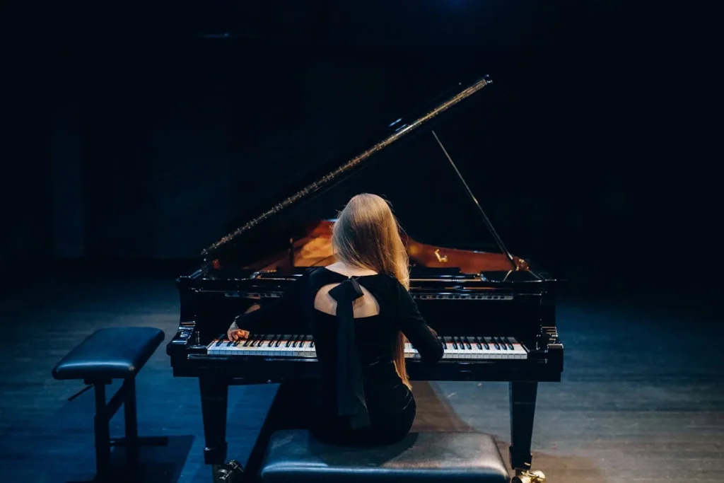 How Alicia Keys Juggled Classical Piano Training and Hip-Hop Dreams in Harlem’s Studio Apartments